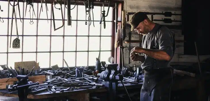 un homme bricolant