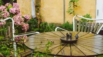 un salon de jardin en bois et métal