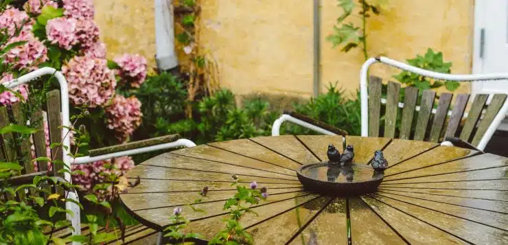 un salon de jardin en bois et métal